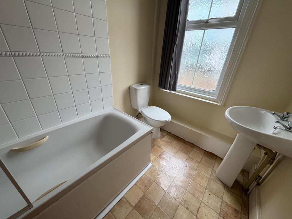 Lot: 120 - FREEHOLD TOWN CENTRE PROPERTY ARRANGED AS TWO TWO-BEDROOM MAISONETTES - Upper maisonette Bathroom